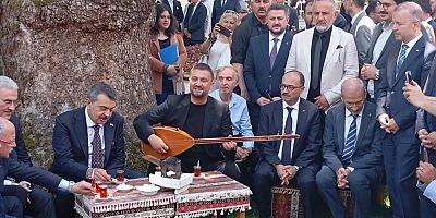 Bakan Tekin Bursa'da çay içti, türkülere eşlik etti