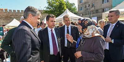Başkan Aydın mahalle mahalle geziyor, sorunları dinliyor