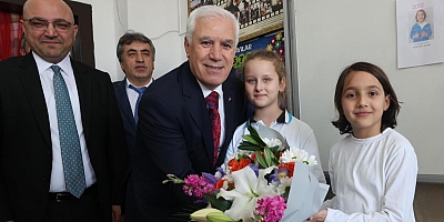Başkan Bozbey, küçük öğrencinin davetini kırmadı!