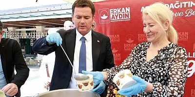 Başkan Erkan Aydın’dan vatandaşlara aşure ikramı