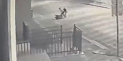 Bir kadın, 2 kadın tarafından yol ortasında böyle darp edildi