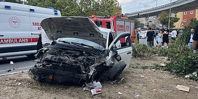 Bisikletliye çarpmamak için manevra yapan araç bariyerlere çarptı