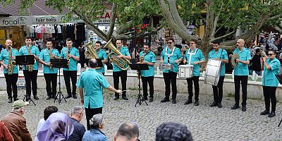 Bursa Büyükşehir Bandosu mest ediyor