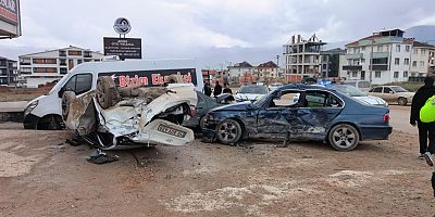 Bursa’da 14 yaşındaki ehliyet sürücü kaza yaptı; 4 ağır yaralı