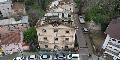 Bursa'da 156 yıllık tarihi bina korku saçıyor; Yangında bu hale geldi