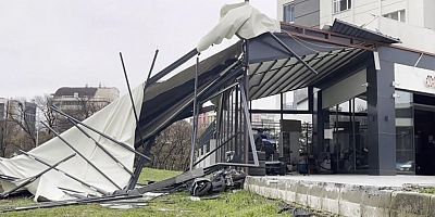 Bursa'da 3 katlı binanın çatısı sokağa uçtu, şans eseri yaralanan olmadı