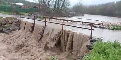 Bursa'da aşırı yağış sonrası köprü kullanılamaz hale geldi!