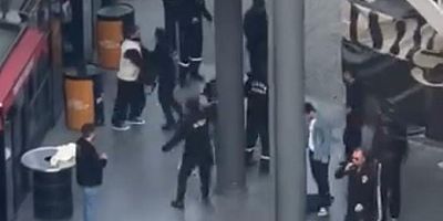 Bursa'da AVM'de tekme tokat kavga!