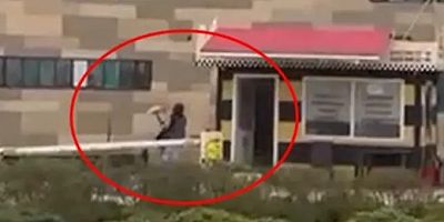 Bursa'da bir kadın taksi durağına saldırdı!