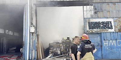 Bursa'da bir mahalleyi sokağa döken yangın!