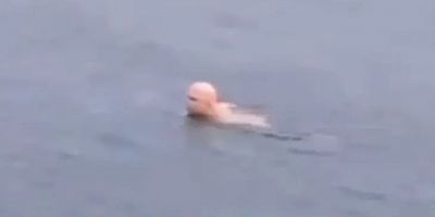 Bursa'da buz gibi havada denize girdi!