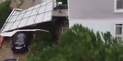 Bursa'da çatı uçtu, araç bu hale geldi!