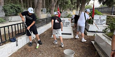 Bursa'da çocuklar şehitliği temizleyip, güllerle donattılar...