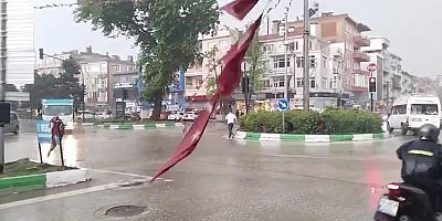 Bursa'da duygulandıran olay; Türk Bayrağını yerden kaldırdı