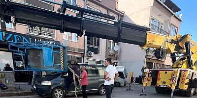 Bursa’da feci kaza! Yük asansörü minibüsün üzerine devrildi