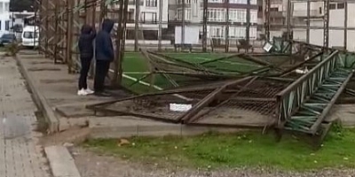 Bursa’da fırtına halı sahayı yıktı, geçti!