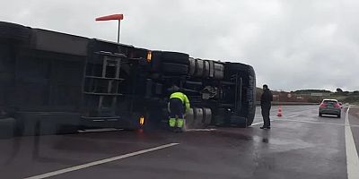 Bursa'da fırtınada tır böyle devrildi!