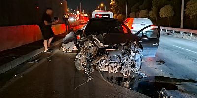 Bursa’da gece yarısı feci kaza; Araç bu hale geldi