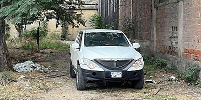 Bursa'da hareketli dakikalar; Kendini araca kitledi