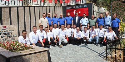 Bursa’da hükümlü ve cezaevi personelinden şehitliğe anlamlı ziyaret
