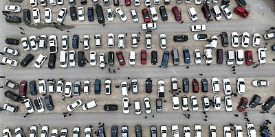 Bursa'da  ikinci el oto pazarında buruk bayram