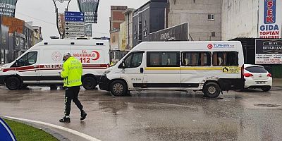 Bursa’da kamyon ile servis minibüsü birbirine girdi