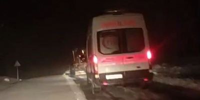 Bursa'da karlı yolda ambulans için seferber oldular!