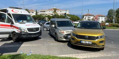 Bursa’da kavşakta iki otomobil birbirine girdi!