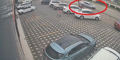 Bursa'da kontrolden çıkan otomobil park halindeki araçlara çarptı