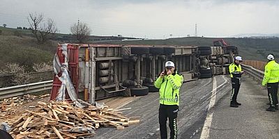 Bursa’da kontrolden çıkan tır bu hale geldi