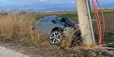 Bursa'da korkunç kaza; Direğe çarptı