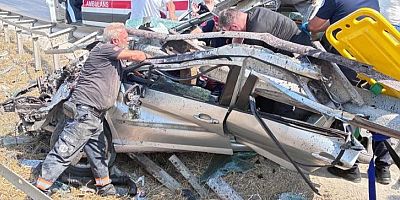 Bursa'da korkunç kaza; Otomobil bariyerlere saplandı…