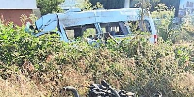 Bursa'da lastiği patlayan minibüs korku saçtı!