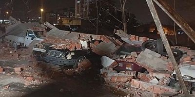 Bursa'da lodos duvarı devirdi, 10 araç hasar gördü