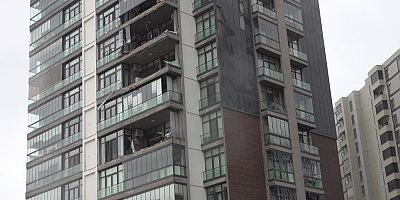 Bursa’da lodosla beraber bir sitenin cam balkonları yerinden söküldü