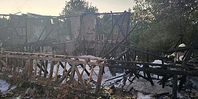 Bursa’da metruk bina kül oldu