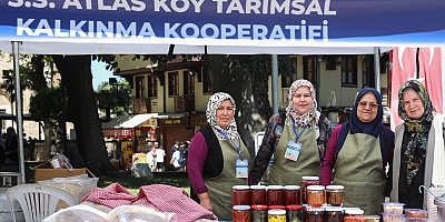 Bursa'da “Meydan Kadınların” Dayanışma Pazarı büyük ilgi görüyor