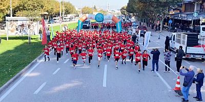 Bursa'da öğrenciler Cumhuriyet için koştu!