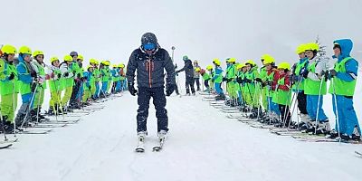 Bursa'da öğrenciler hem kayak öğreniyor hem eğleniyor