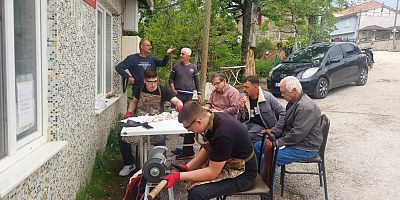 Bursa’da öğrenciler kurbanlık bıçaklarını ücretsiz biledi