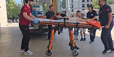 Bursa'da otomobil motosikletle çarpıştı: 2'si çocuk 3 yaralı