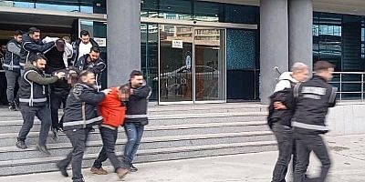 Bursa'da Özel Harekat destekli operasyonda 17 adrese şafak baskını