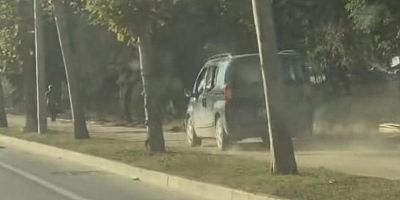 Bursa'da şaka gibi olay; Kaldırımdan giden araç...