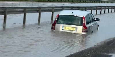 Bursa’da su birikintisine giren araç bakın nasıl kurtarıldı!