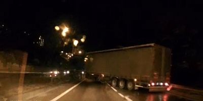 Bursa'da tır dehşeti; Yolu tamamen kapattı