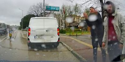  Bursa’da trafikte  3 kişi sürücüye saldırdı