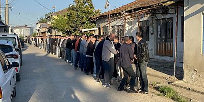 Bursa'da uzadıkça uzayan bayramlaşma kuyruğu; 110 yıllık gelenek...