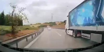 Bursa’da yağışlı havada hız yaptı, bariyerlere girdi