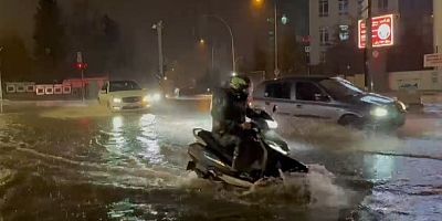 Bursa'da yağmur yağdı, cadde göle döndü!
