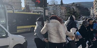 Bursa'dan lodos görüntüleri; Trafik lambasına tutundular
